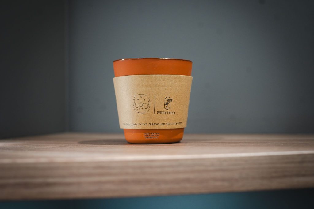 オニキスコーヒーラボとコラボレーションした、環境に優しいカップやステッカーなどをプレゼント
